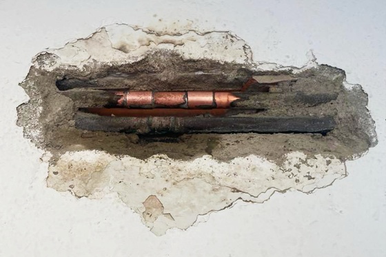 Fuga de agua oculta en pared