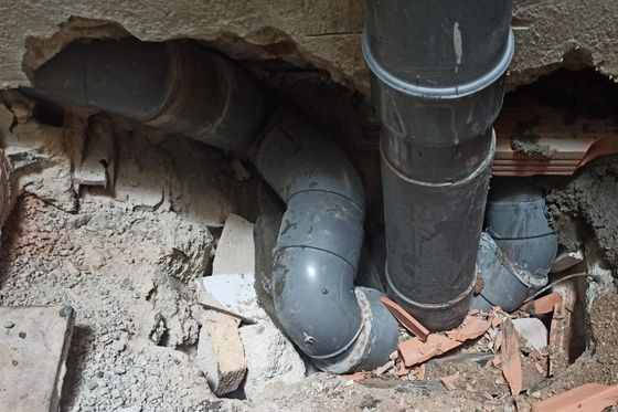 Fuga de agua en bajante